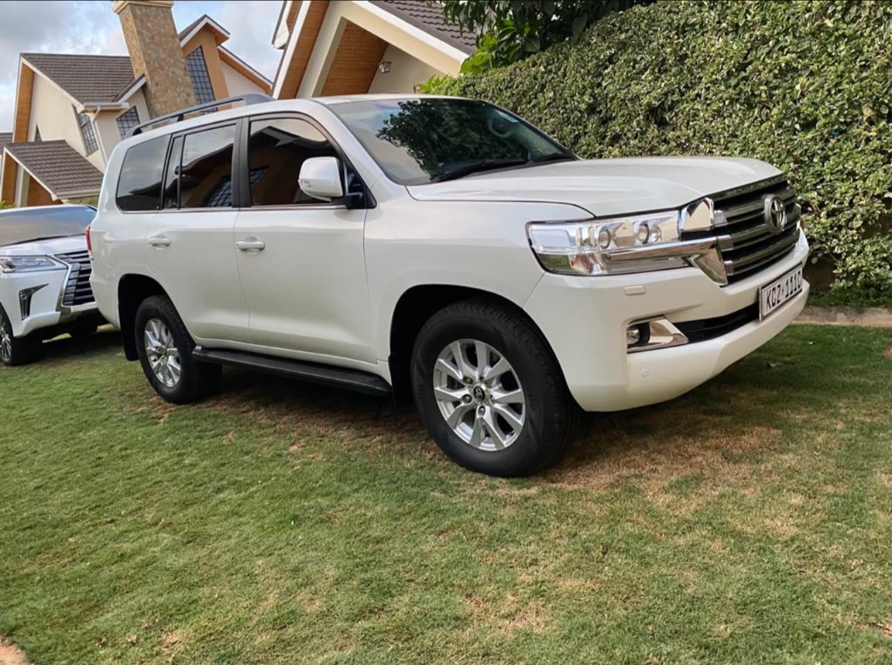 Toyota Landcruiser V8 - Chauffeured